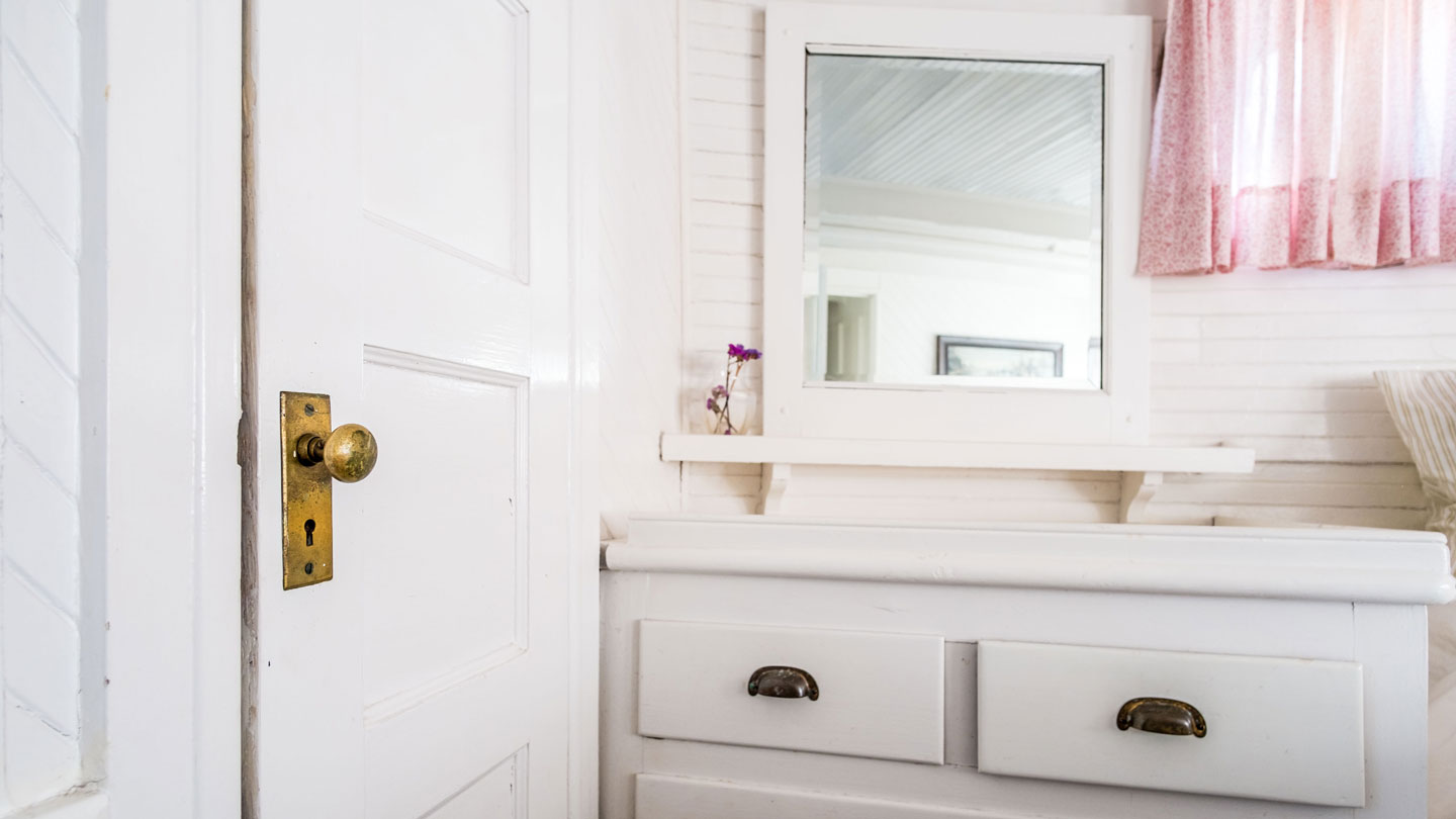 How-to-Enlarging-Spaces-Using-Mirrors-In-The-Bathroom-on-contribution